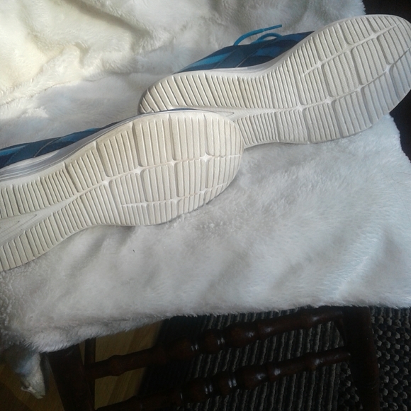 Women's 8.5 Reebok sneakers - Picture 3 of 5